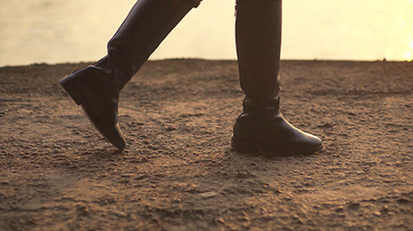 4K实拍城市江边夕阳美女剪影视频素材