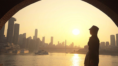 4K实拍城市江边夕阳美女剪影视频素材