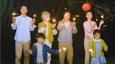 4k夜晚户外一家人点烟花烟火庆贺新春