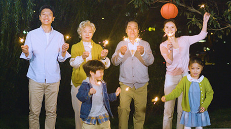 4k夜晚户外一家人点烟花烟火庆贺新春