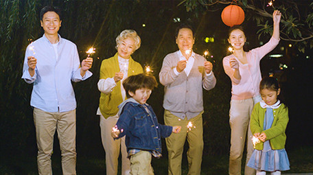 4k夜晚户外一家人点烟花烟火庆贺新春