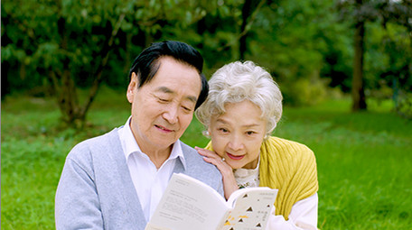 4k户外老年人一起看书实拍