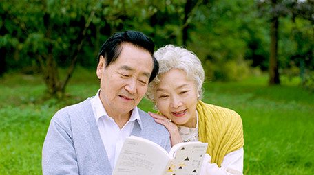 4k户外老年人一起看书实拍