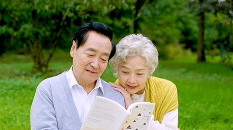 4k户外老年人一起看书实拍