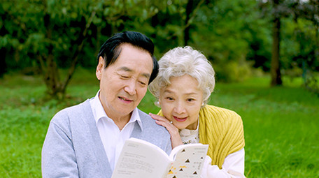 4k户外老年人一起看书实拍