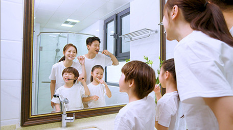 4k幸福家庭早上起床一起刷牙实拍