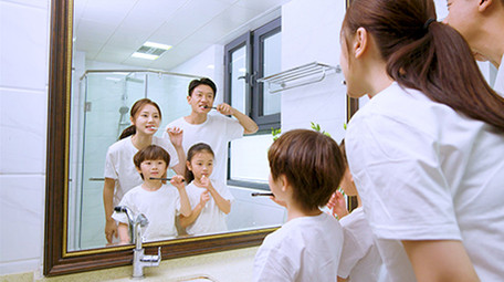 4k幸福家庭早上起床一起刷牙实拍