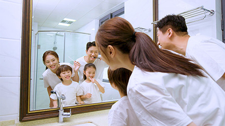 4k幸福家庭早上起床一起刷牙实拍