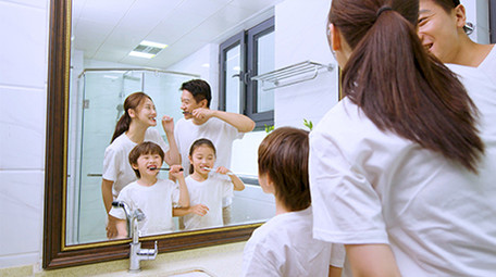 4k幸福家庭早上起床一起刷牙实拍