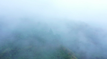 4K航拍迷雾大山<strong>乡村</strong>公路农村森林视频素材