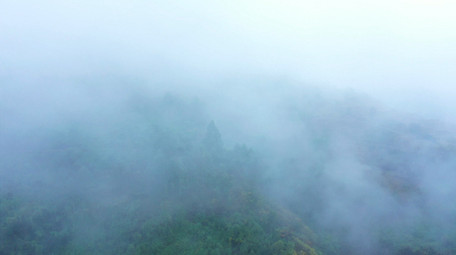 4K航拍迷雾大山<strong>乡村</strong>公路农村森林视频素材