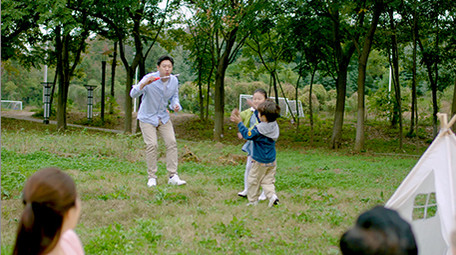 4k爸爸陪伴孩子们吹泡泡玩耍吃水果