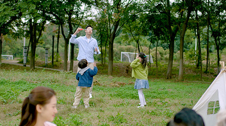 4k爸爸陪伴孩子们吹泡泡玩耍吃水果