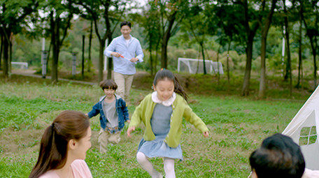 4k爸爸陪伴孩子们吹泡泡玩耍吃水果