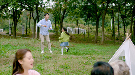 4k爸爸陪伴孩子们吹泡泡玩耍吃水果