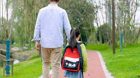 4k爸爸送女儿去上学背影实拍