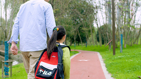 4k爸爸送女儿去上学背影实拍