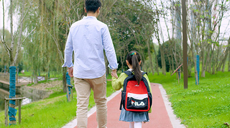 4k爸爸送女儿去上学背影实拍