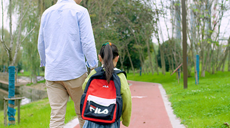 4k爸爸送女儿去上学背影实拍