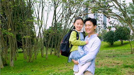 4k户外爸爸抱着女儿对着镜头开心微笑实拍