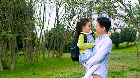 4k户外爸爸抱着女儿对着镜头开心微笑实拍