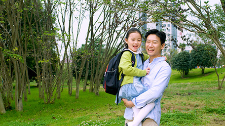 4k户外爸爸抱着女儿对着镜头开心微笑实拍