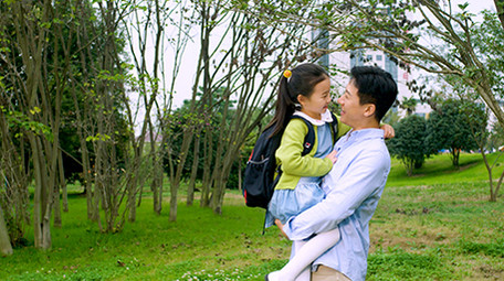 4k户外爸爸抱着女儿对着镜头开心微笑实拍