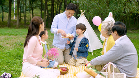 4k户外一家人草坪上开心野餐郊游实拍