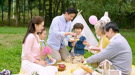 4k户外一家人草坪上开心野餐郊游实拍