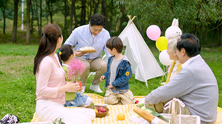 4k户外一家人草坪上开心野餐郊游实拍