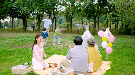 4k户外一家人开心野餐玩耍郊游实拍