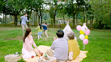 4k户外一家人开心野餐玩耍郊游实拍