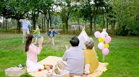 4k户外一家人开心野餐玩耍郊游实拍