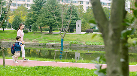 4k妈妈接儿子放学回家路上有说有笑