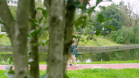 4k妈妈接儿子放学回家路上有说有笑