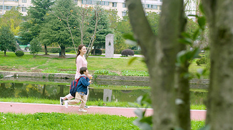 4k妈妈接儿子放学回家路上有说有笑