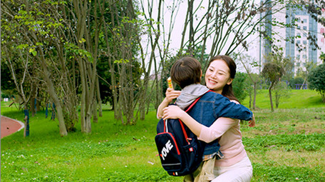 4k妈妈张开双手迎接放学回家的儿子