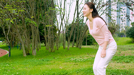 4k妈妈张开双手迎接放学回家的儿子