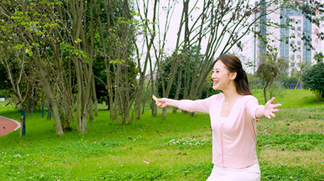 4k妈妈张开双手迎接放学回家的儿子