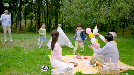 4k幸福一家人户外郊游开心嬉戏实拍