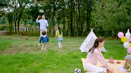 4k幸福一家人户外郊游开心嬉戏实拍