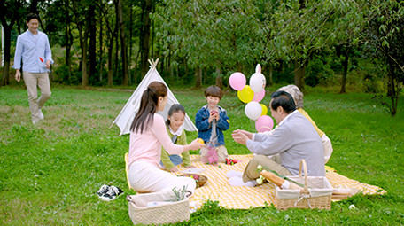 4k幸福一家人户外郊游开心嬉戏实拍