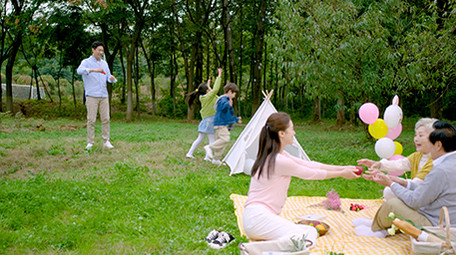 4k幸福一家人户外郊游开心嬉戏实拍