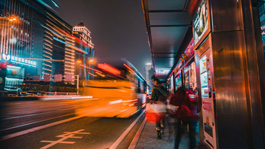 城市夜晚公交车站人流车流延时
