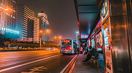 城市夜晚公交车站人流车流延时