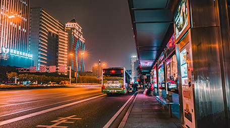 城市夜晚公交车站人流车流延时