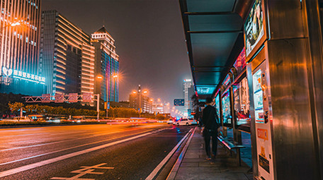 城市夜晚公交车站人流车流延时