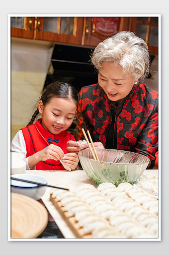 新年奶奶和孙女包饺子摄影图片