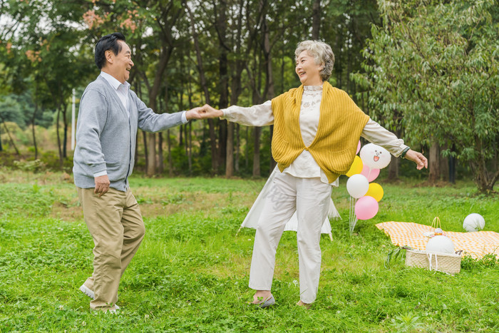 清新老年夫妇甜蜜共舞摄影图片