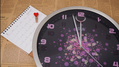 时钟闹钟日子特写